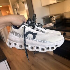 On Cloud Running Cloud monster running shoes